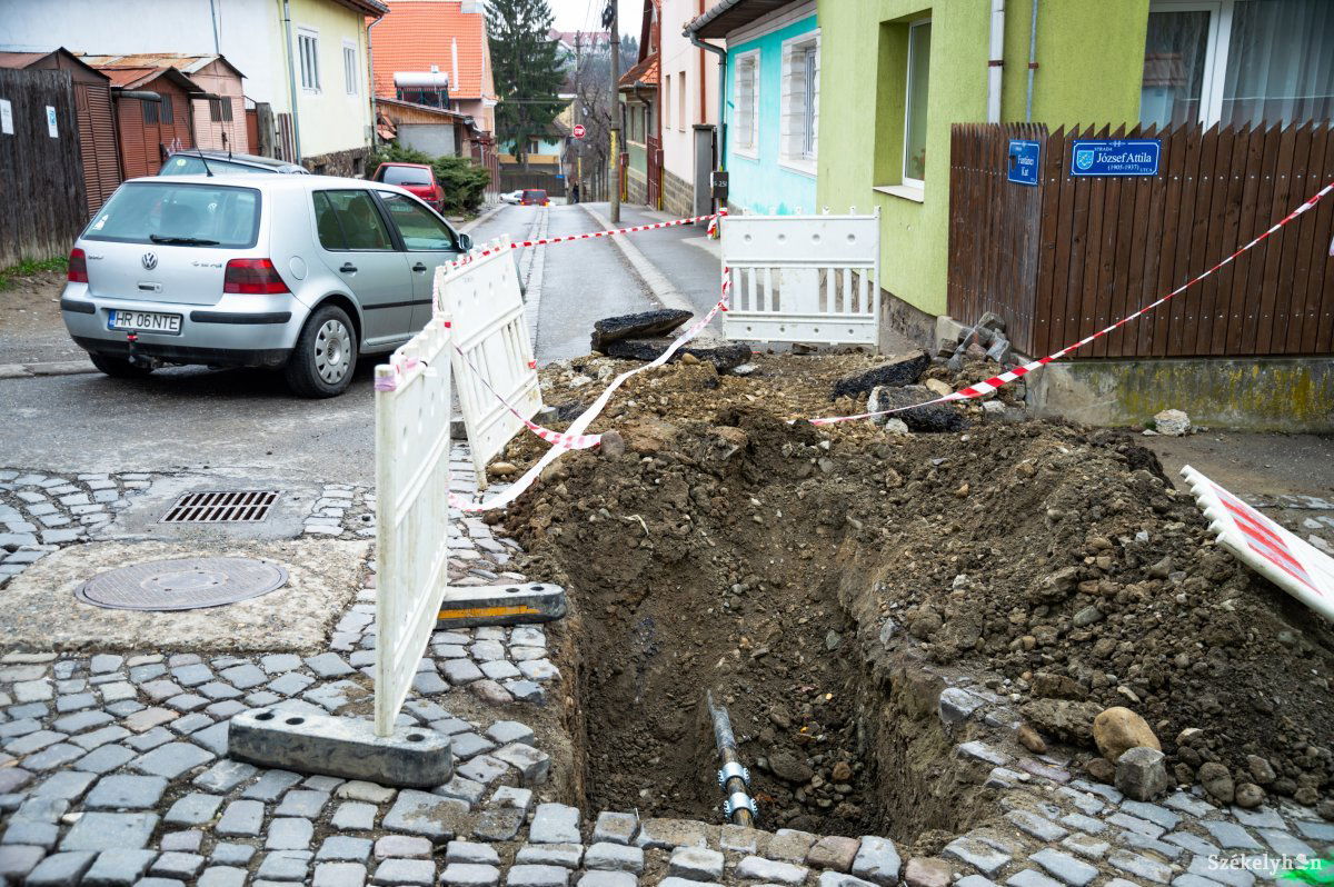Senki nem számított ilyen mértékű rongálódásokra. Nem csak javításokra, gázvezetékcserékre is szükség van •  Fotó: Barabás Ákos