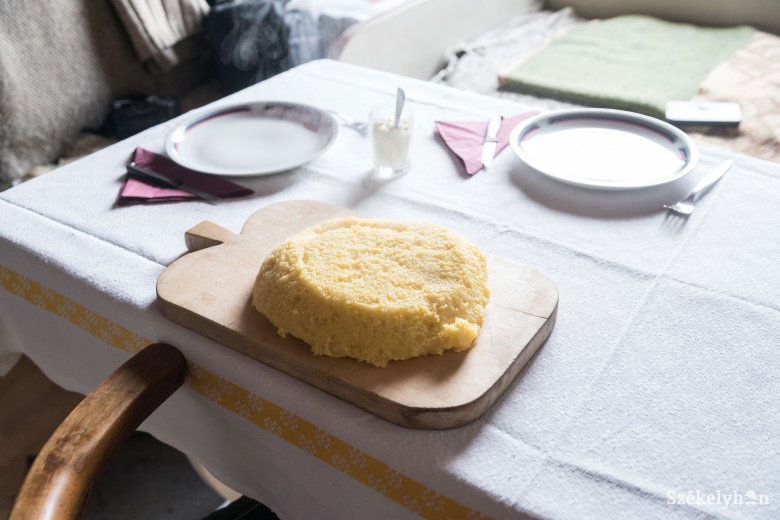 A puliszka tipikus böjti eledel, de nagypénteken még ebből sem szabad jóllakni •  Fotó: Veres Nándor