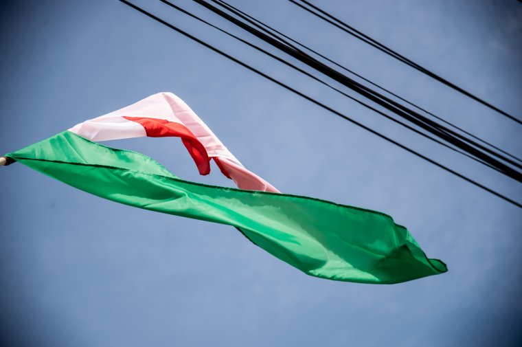 „Lerángatták a nyakamból a zászlót, majd fel is gyújtották azt mindenki szeme láttára”