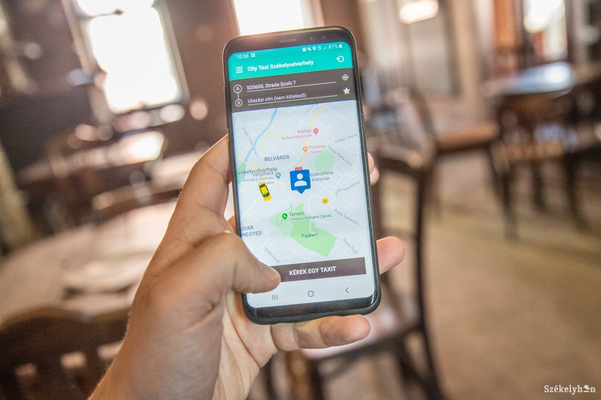 21. századi körülmények. A telefonos alkalmazásoknak köszönhetően pontosan megtudható, hogy mikor érkezik a taxi •  Fotó: Barabás Ákos
