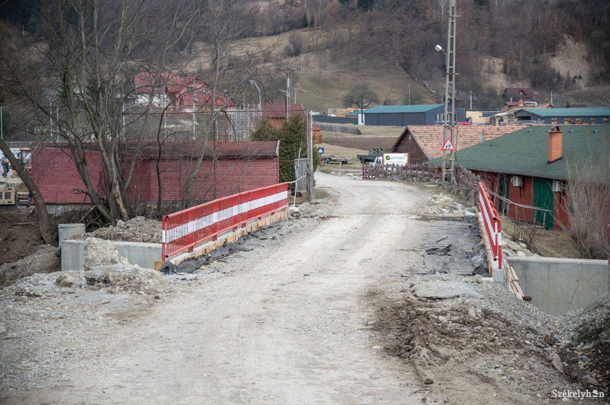 Járható az új híd, amelyen most már biztonságosan lehet áthaladni Deságkapu irányába • Fotó: Barabás Ákos