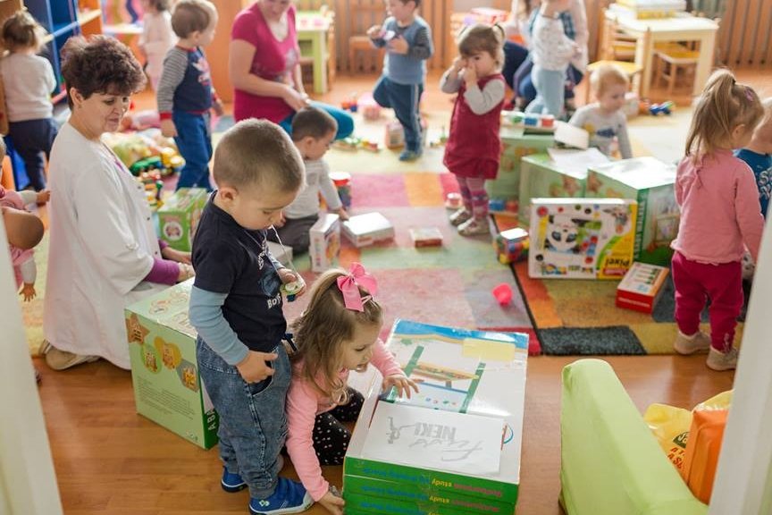 Nagy az öröm aprajafalván: összesen hatvan új játékot kaptak a bölcsisek • Fotó: Székelyudvarhelyi Városi Bölcsőde Facebook oldala