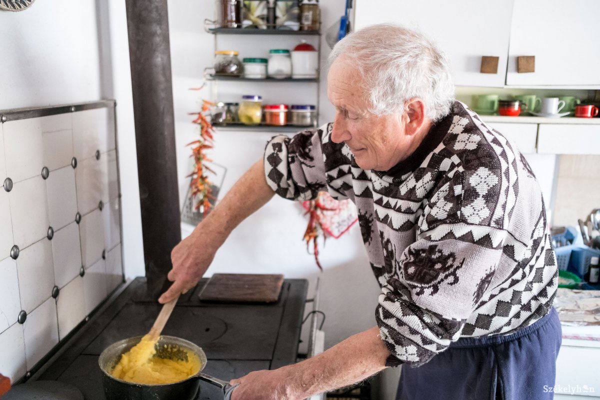 A főzés kelléke a puliszkakeverő – a habverő későbbi találmány •  Fotó: Veres Nándor
