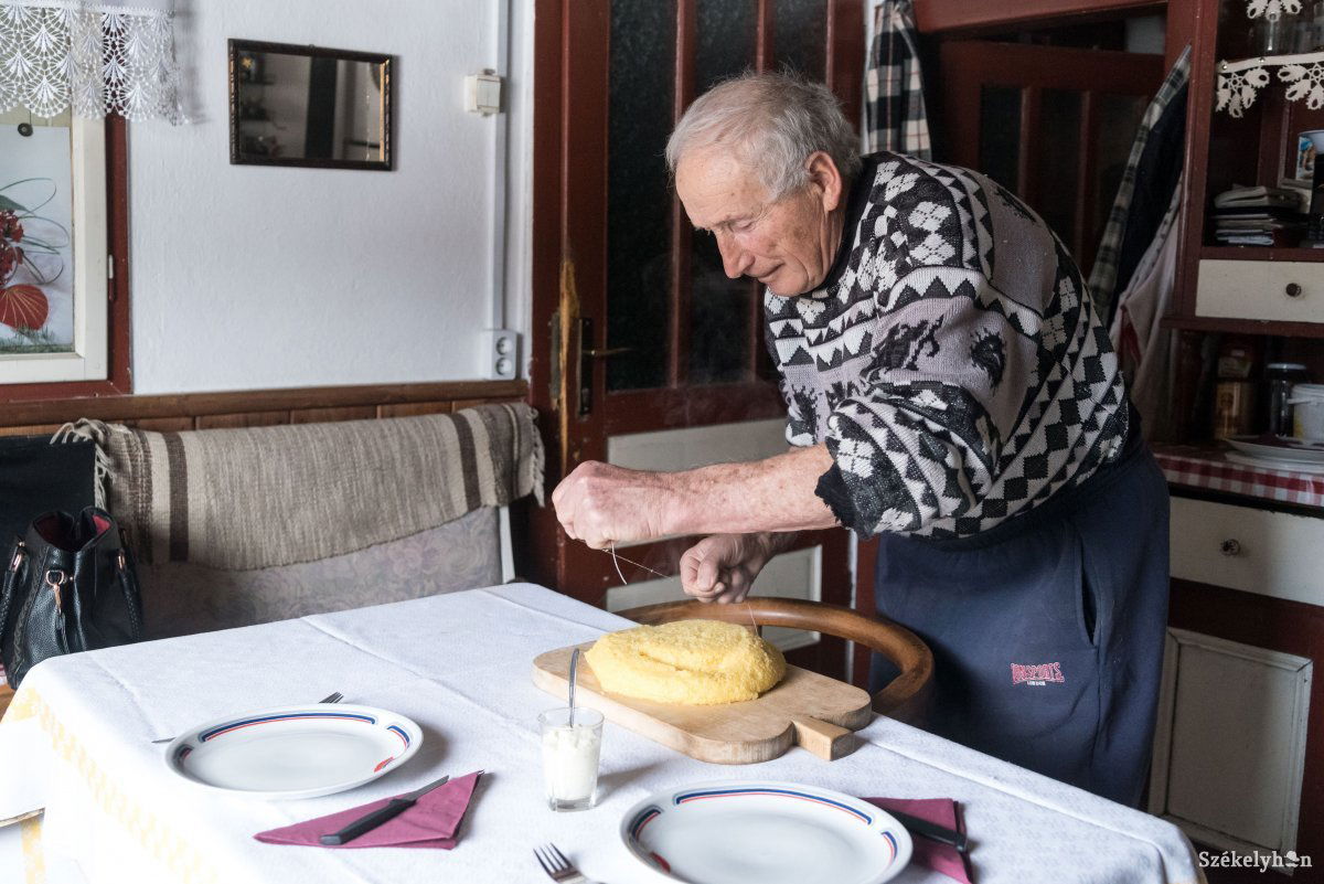 Szeletelés cérnával – egyszerűen, szépen •  Fotó: Veres Nándor