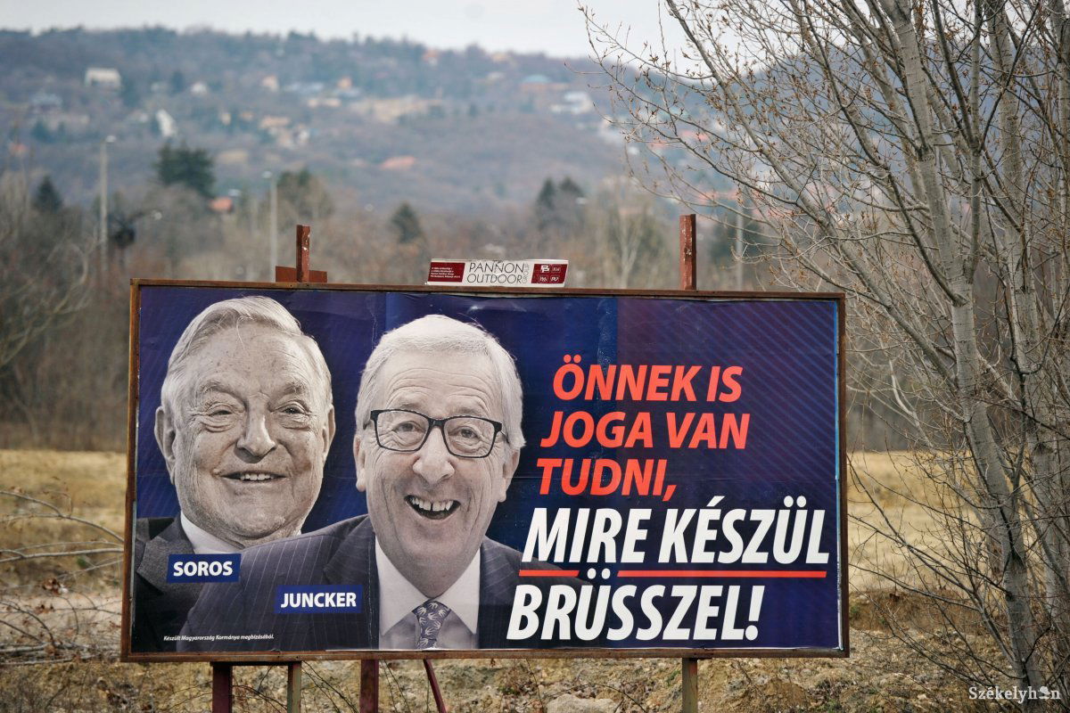 Az Európai Néppárt vezetői többek között a magyar kormány plakátjainak eltávolítását követelik • Fotó: Beliczay László