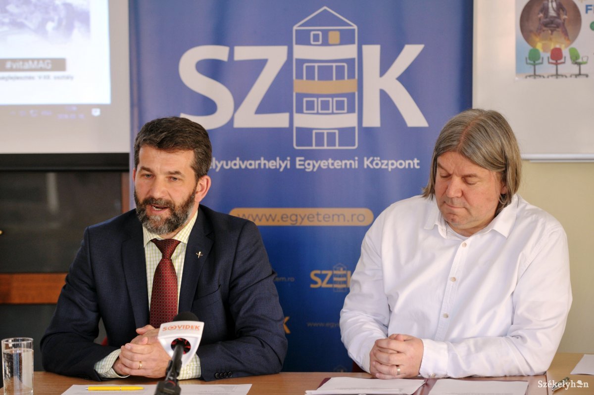 Ilyés Ferenc igazgató (balról) és Szabó Attila kommunikációs és tanulmányi osztályvezető •  Fotó: Beliczay László