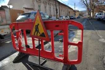 Parkolókat zárnak le Csíkszeredában