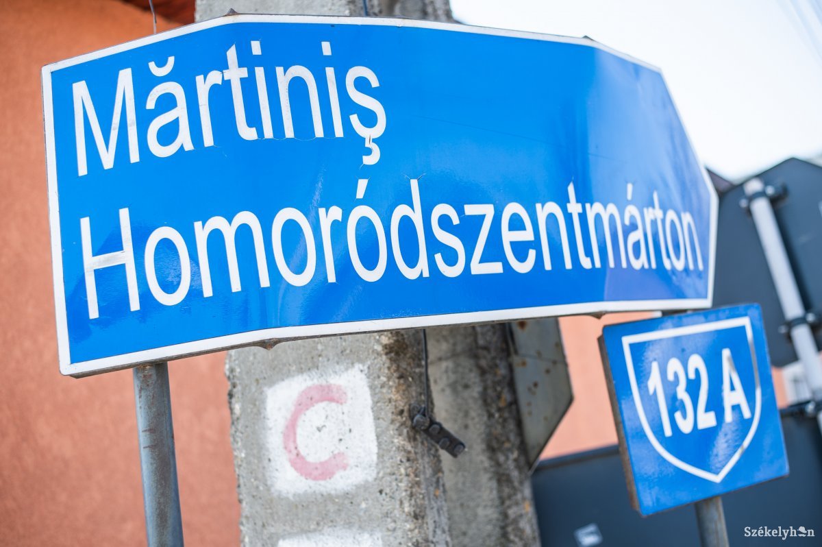Számtalan meghajlított vagy letört táblát látni •  Fotó: Barabás Ákos