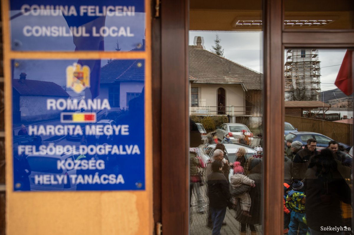 Tüntetniük kellett a községháza előtt, de elérték céljukat. Ősztől minden jel szerint elindul a lengyelfalvi Waldorf-iskola. Archív •  Fotó: Barabás Ákos