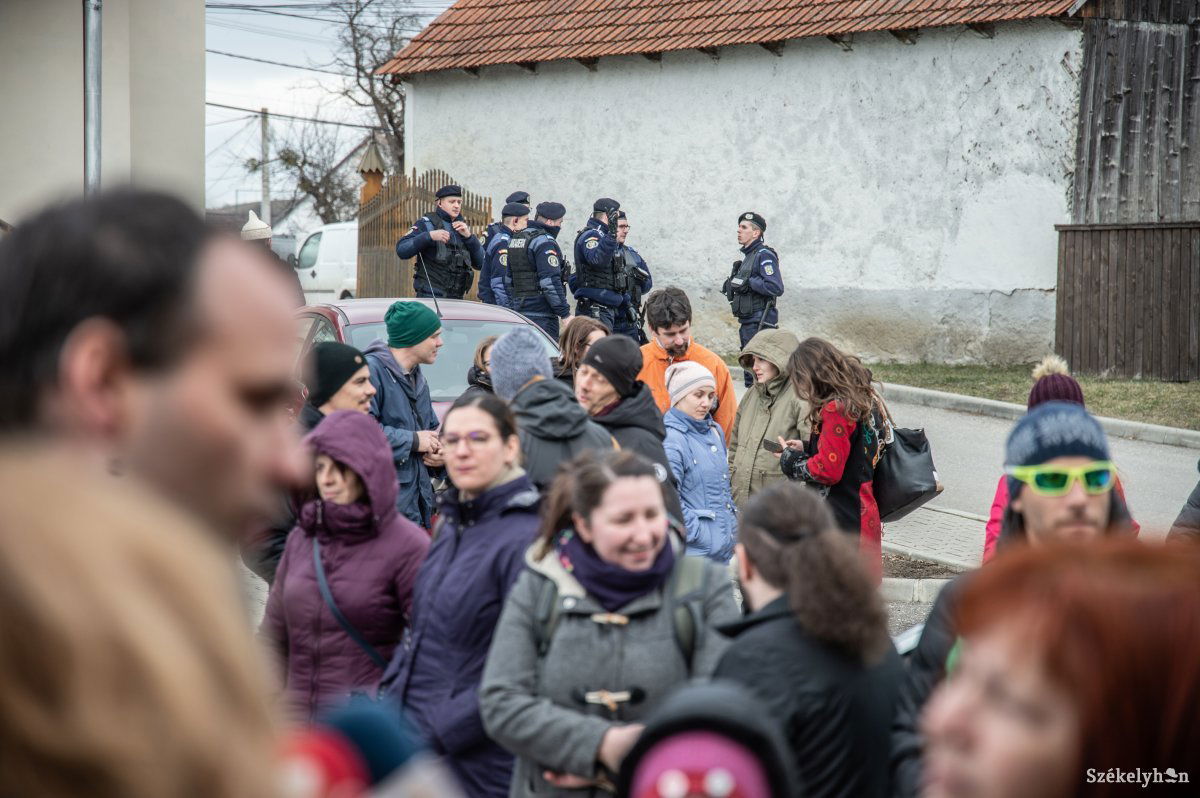 Tiltakozók és rendfenntartók •  Fotó: Barabás Ákos