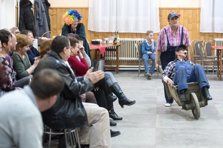 Maszkabállal seprűzték ki a telet