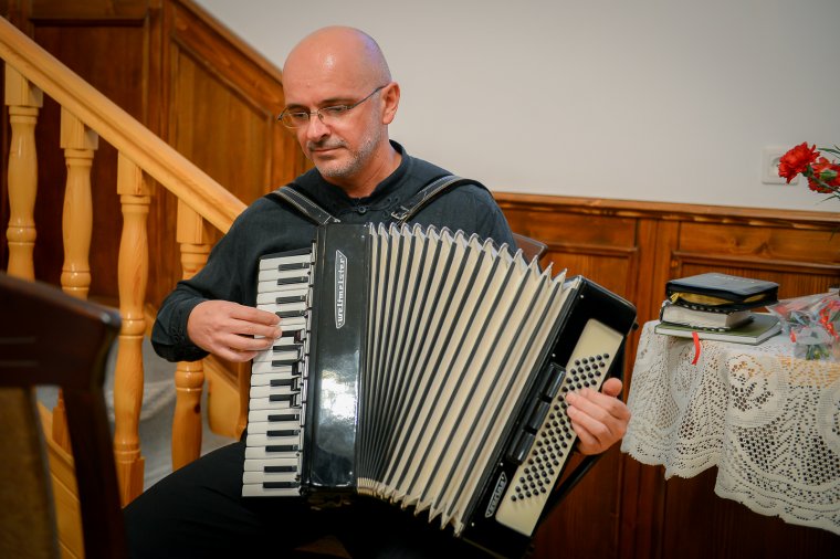 Tangóharmonikával is lehet szólni Istenhez