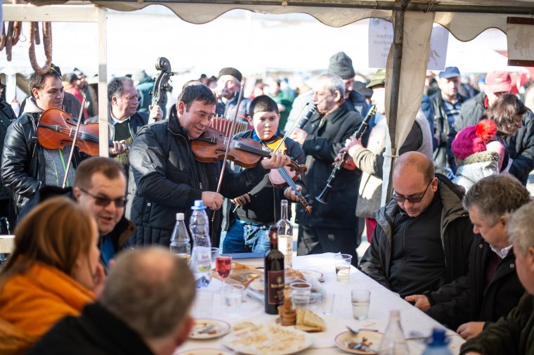Ínycsiklandó „disznóságok” Szentegyházán