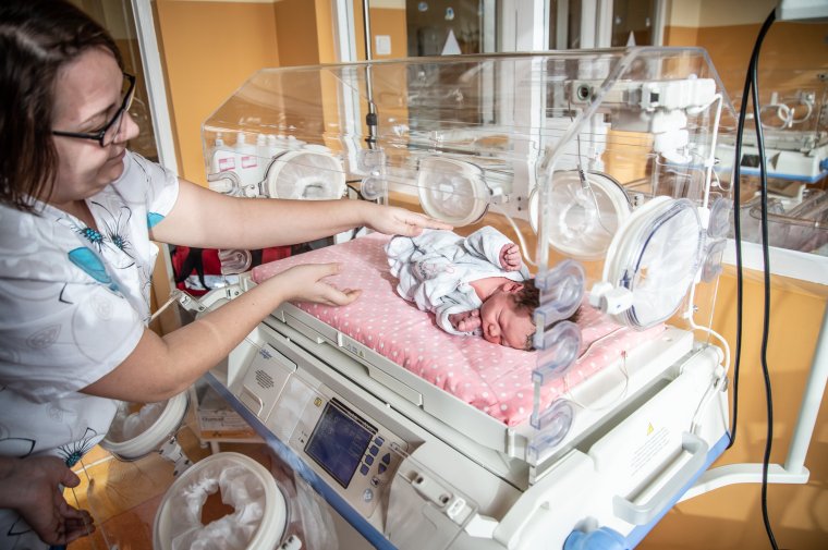 Közösségi adakozásból újabb inkubátorral és egy újraélesztő berendezéssel bővült a székelyudvarhelyi kórház
