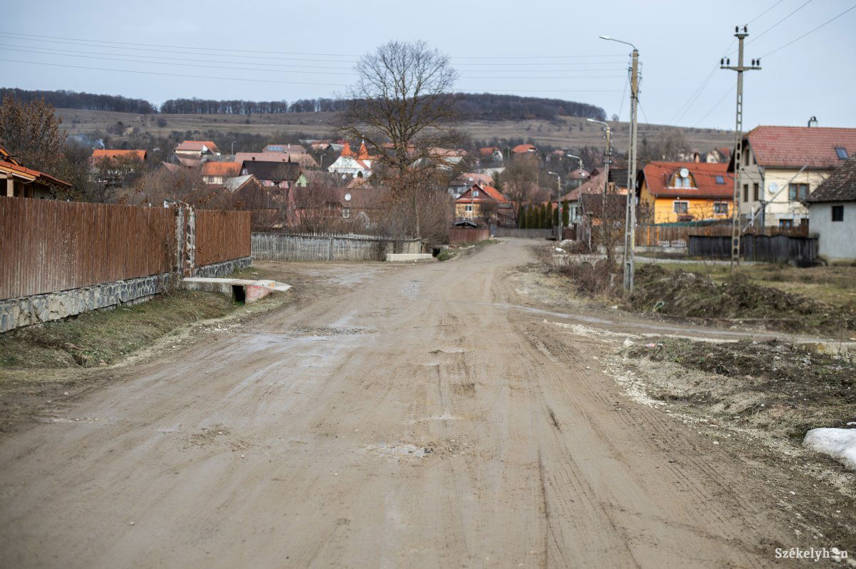 Tavasszal elkezdik a 34-es községi út aszfaltozását. A polgármester reméli, hogy a kivitelező még idén elkészül a munka nyolcvan százalékával •  Fotó: Barabás Ákos