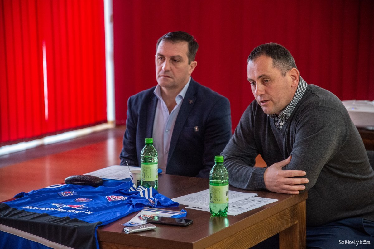 László Béla elnök (jobbra) bizakodó a csapat előtt álló időszakkal kapcsolatban •  Fotó: Barabás Ákos