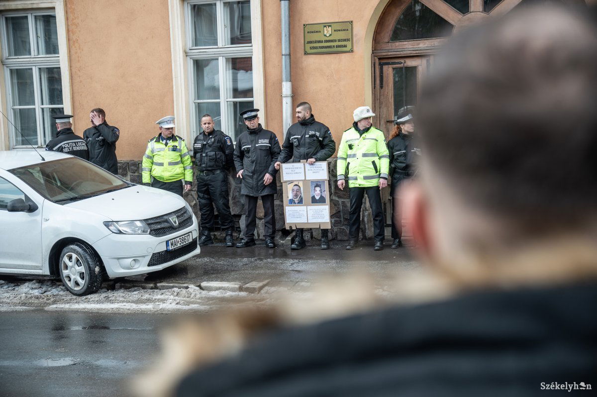 Kiálltak megvert kollégájuk mellett a székelyudvarhelyi helyi rendőrök •  Fotó: Barabás Ákos