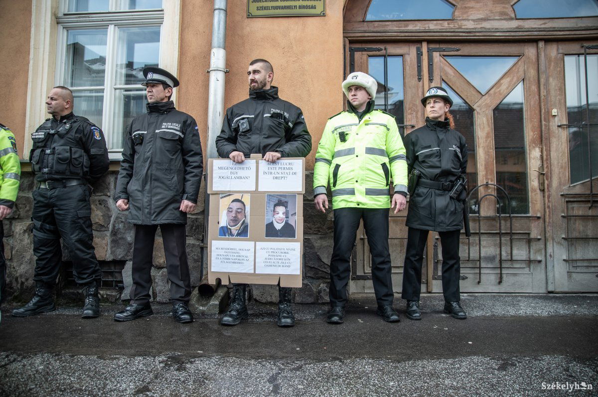 Hétfőn a Székelyudvarhelyi Bíróság épülete előtt tiltakoztak a helyi rendőrök a történtek miatt •  Fotó: Barabás Ákos
