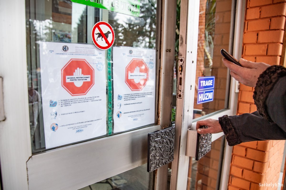 A megszokottnál szigorúbb feltételek mellett látogathatják a bennfekvő betegeket hozzátartozóik •  Fotó: Barabás Ákos