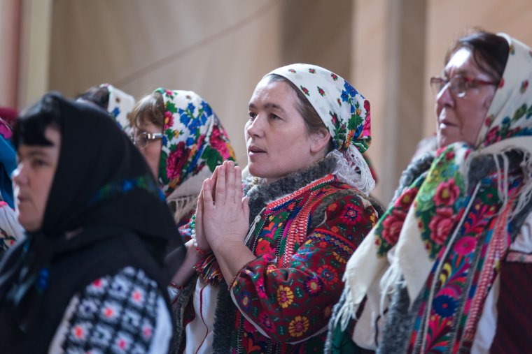 Történelmi pillanat a Csángóföldön: zsúfolásig megtelt a bákói Szent Miklós plébániatemplom az első moldvai magyar misére