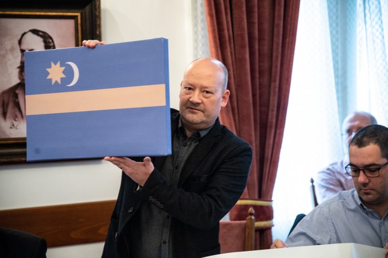 Frappáns megoldást találtak a székely szimbólumok használatára