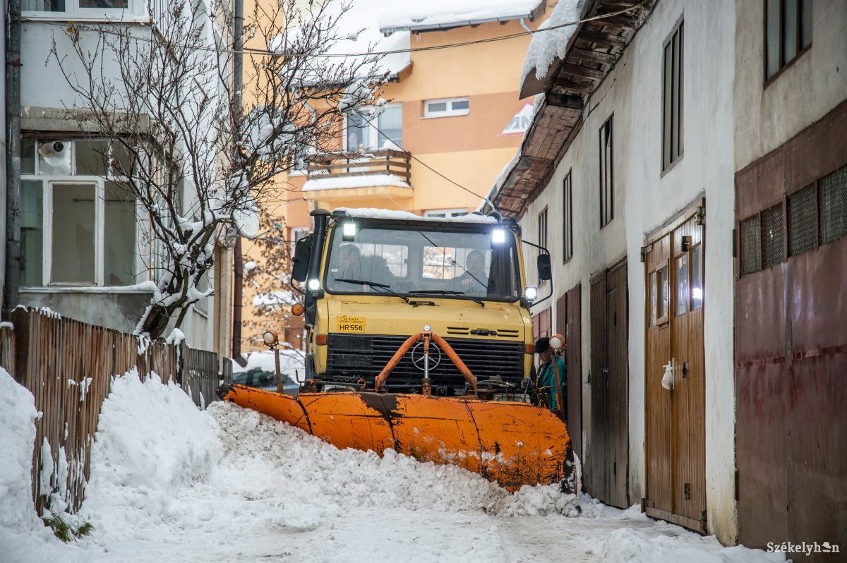 Szűk helyeken, egyre több autó között is el kell végezni a hóeltakarítást •  Fotó: Barabás Ákos