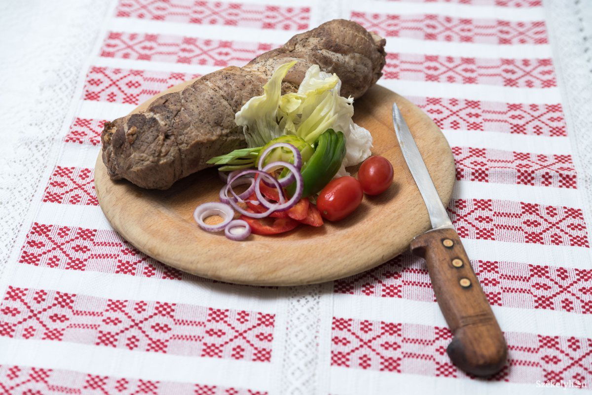 A tekercsféleségek hidegen szépen szeletelhetők •  Fotó: Veres Nándor