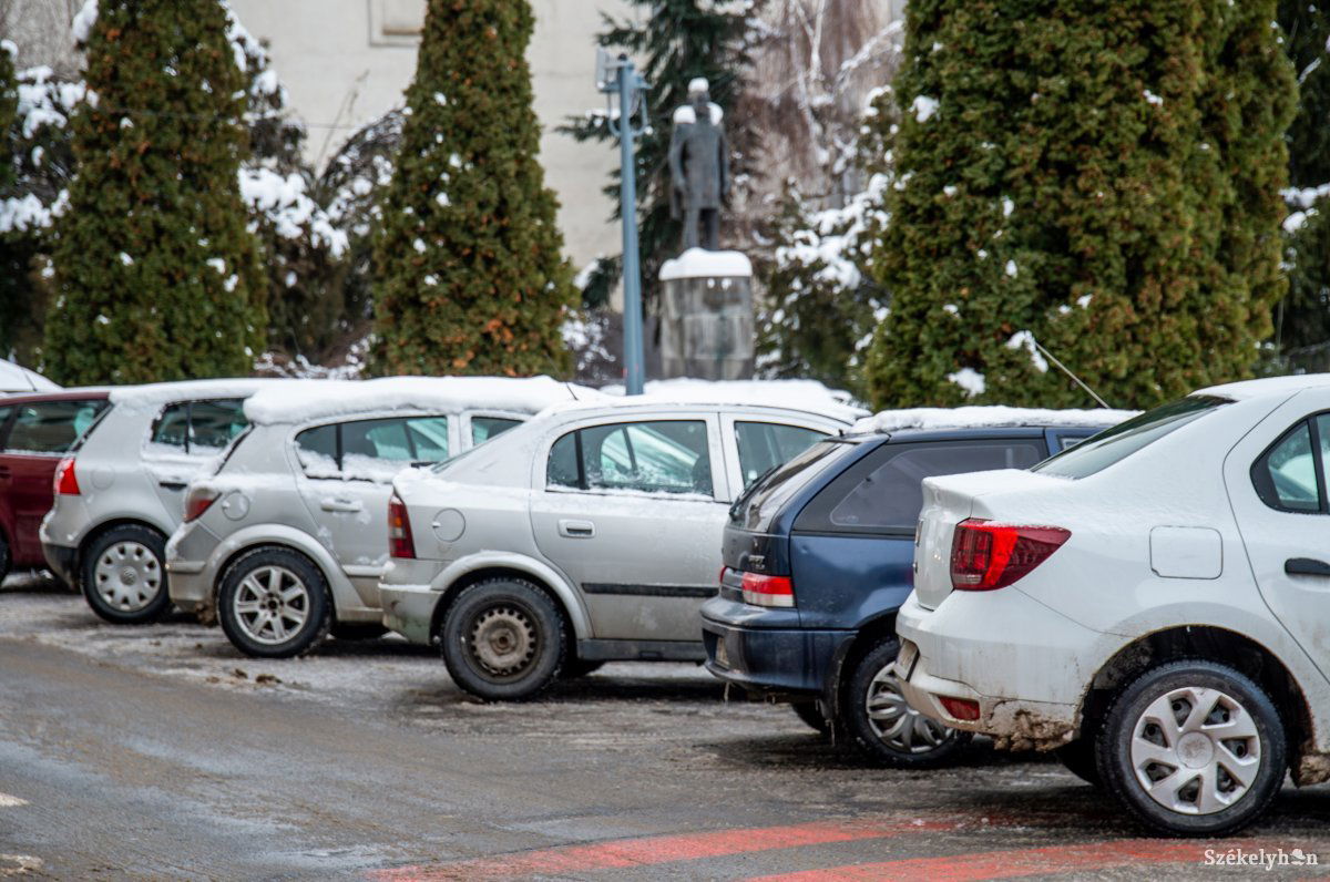 Székelyudvarhelyen mindig is jellemző volt a nagy autóállomány •  Fotó: Barabás Ákos