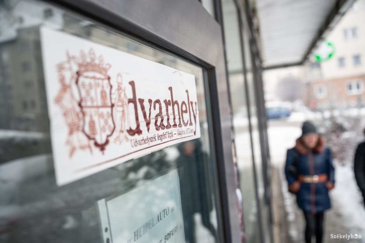 Székelyudvarhelyen, az Udvarhely napilap székhelye előtt még mindig áll a névtábla, noha a lap már 2016-ban megszűnt •  Fotó: Barabás Ákos