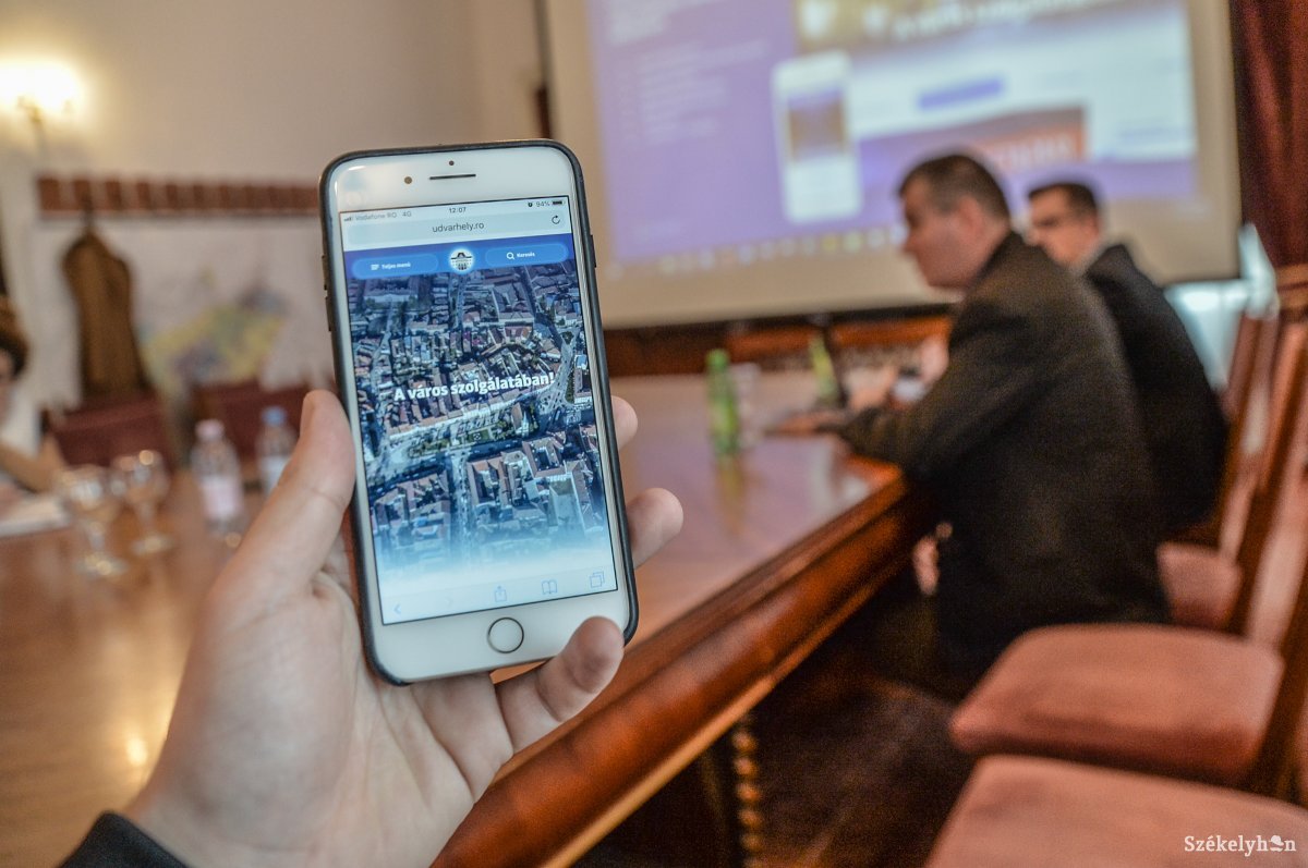A honlap mobilbarát, így okostelefonon is böngészhető •  Fotó: Barabás Ákos