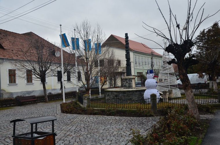 Székely zászlók Székelykeresztúr főterén