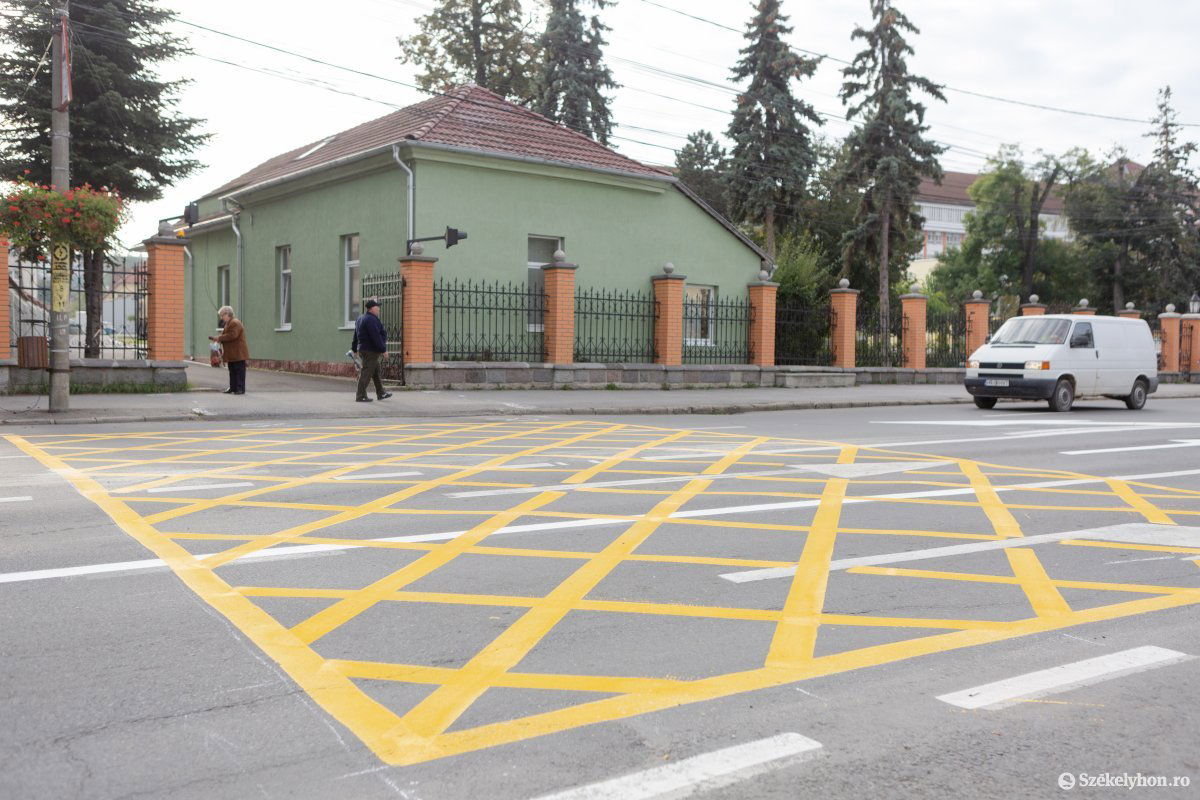 Az elmúlt időszakban számtalan kérdés merült fel az új forgalmi renddel kapcsolatban •  Fotó: Erdély Bálint Előd