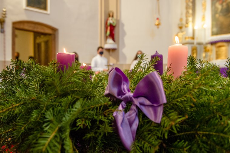 Örömvasárnap Szombatfalván: három gyertya lángja fénylik