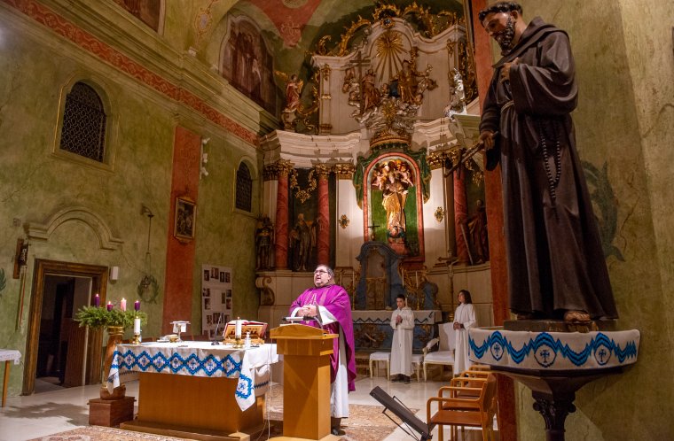 Készenléti fénykoszorúval várni a karácsonyt