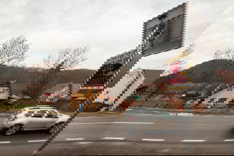 Sebességmérő táblák: van, aki önszántából lassít, és van, akinek muszáj, ha már előtte lassítanak