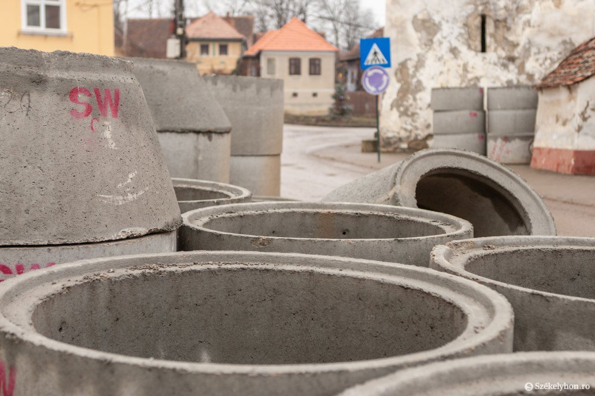 Járhatóvá tették az utakat a szennyvízhálózat nyomvonalán •  Fotó: Erdély Bálint Előd