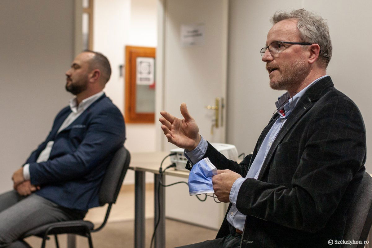 A hulladékgazdálkodás globális helyzetéről beszélt Tóth-Deák László (balra), Körösfőy Sándor (jobbra) pedig a helyi kihívásokról •  Fotó: Erdély Bálint Előd