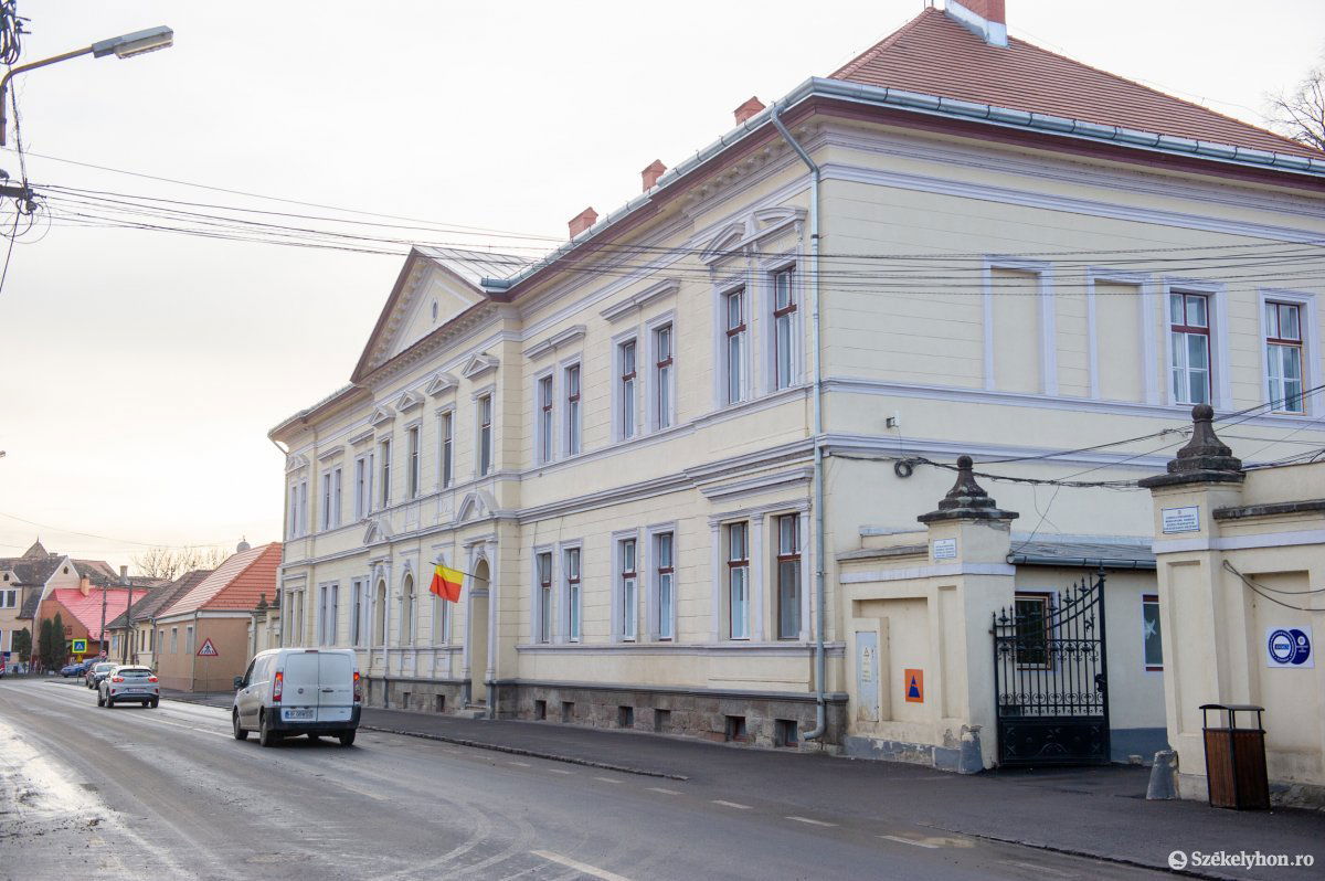 Asszisztensnők és takarítónők fertőződtek meg a székelykeresztúri kórházban, de az egység tevékenységét nem befolyásolják a megbetegedések •  Fotó: Beliczay László