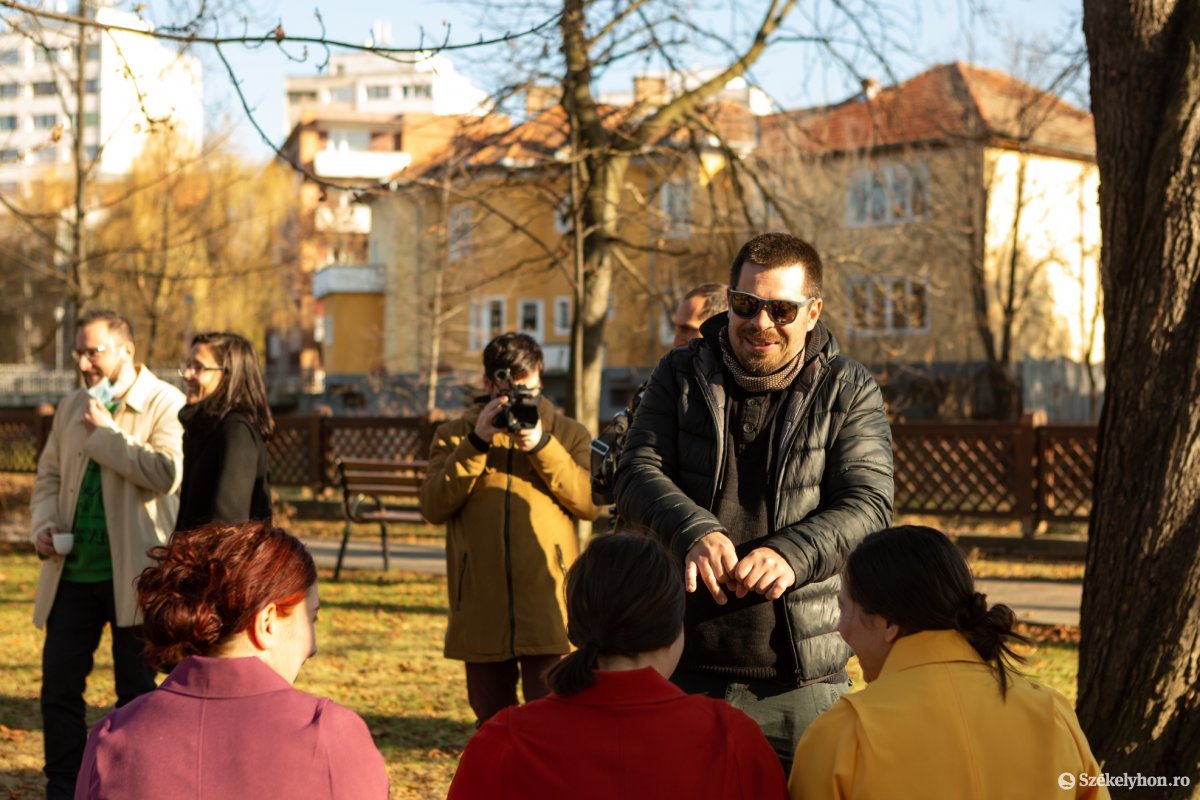 Mintegy ízelítőt adván a darab hangulatából, rendhagyó helyszínen és körülmények között ismertették a tudnivalókat az alkotók •  Fotó: Erdély Bálint Előd