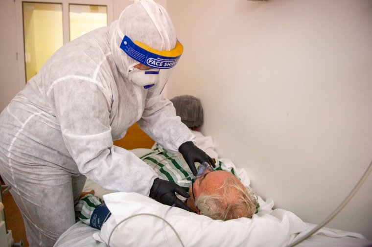 Harmincezer fölött maradt az új esetek száma, hatvankilencen elhunytak