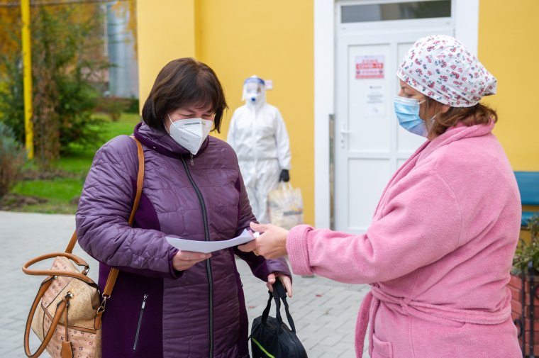 „Lejtmenetben” a napi fertőzésszám, a súlyos betegek és a halálozások száma is csökkent az elmúlt 24 órában