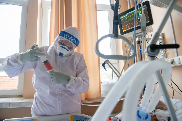 Immár több mint félmillióan megfertőződtek Romániában, ismét csúcson a súlyos betegek száma