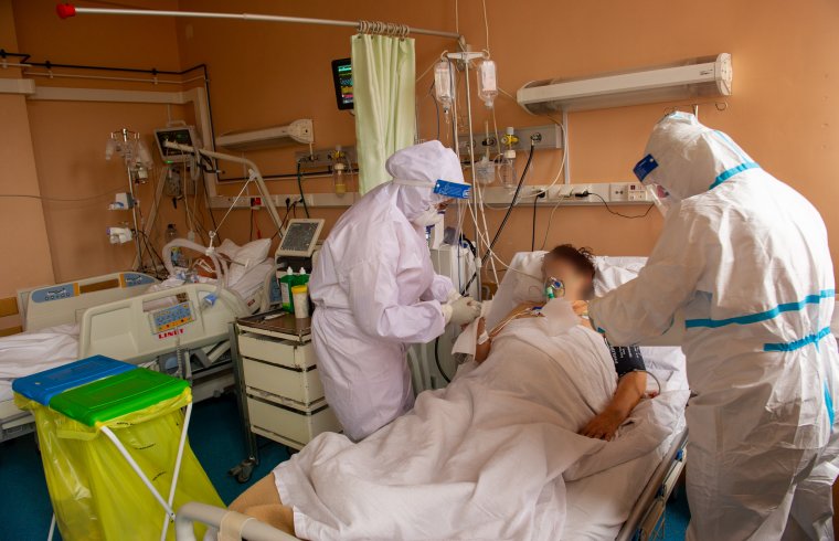 Kevés új fertőzöttet jegyeztek, de nagyon sok súlyos beteget ápolnak intenzív osztályon