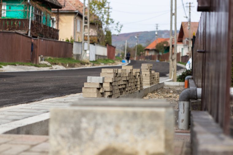 Több utcát is leaszfaltoztak, a víz- és szennyvízhálózat bővítése is folyamatban van Farkaslaka községben