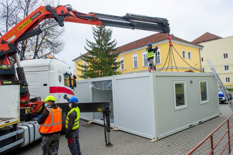 Épül a konténerkórház Székelyudvarhelyen