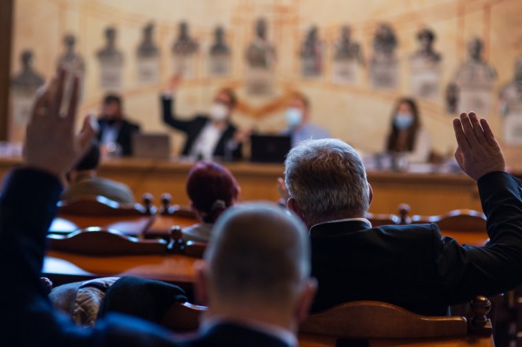 „Tudomásul vette és elfogadta” a POL a lemondásokat