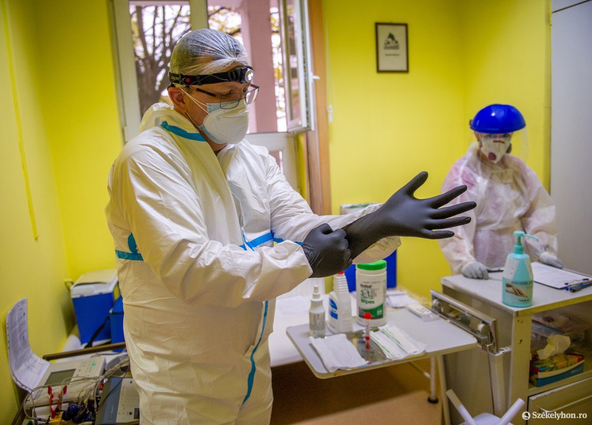 A PCR-teszt mintavételének helyszínén Rareș Stoicescu epidemiológus orvos fogadja a pácienseket. Akkurátusan, a protokoll szerint végzi a mintavételt, nyugodtan és derűsen magyarázza mindenkinek, hogyan zajlik a tesztelés. Minden páciens után alapos fertőtlenítés következik, a rutinos mozdulatokból látható, hogy nem csak a sajtó kedvéért végzi az orvos és az ápoló is. •  Fotó: Beliczay László