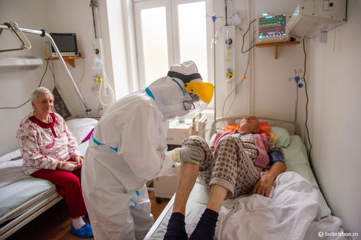 Nagy Kinga Krisztina doktornő vizitel, árad belőle a vitalitás. Folyamatosan biztatja a lábadozó betegeket, akik ki is fejezik hálájukat a dolgozók erőfeszítéseiért. •  Fotó: Beliczay László