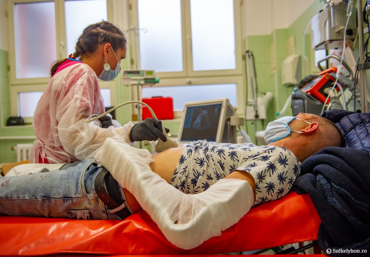Balesetet szenvedett fiatalembert vizsgál az orvos. •  Fotó: Beliczay László