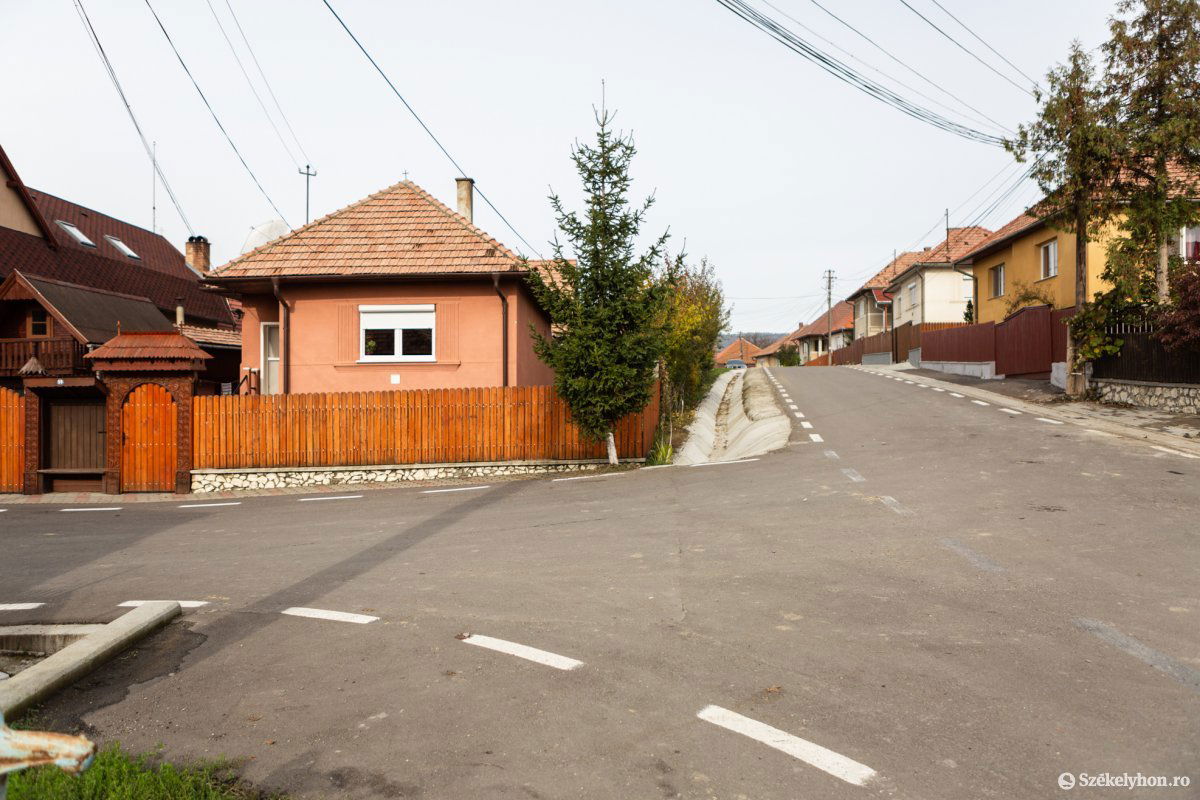 Felújított utcákon járhatnak a farkaslakiak •  Fotó: Erdély Bálint Előd
